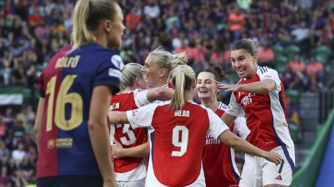 Lisbon (Portugal), 24/05/2025.- Arsenal's players celebrate a goal against Barcelona during the UEFA Women's Champions League final between Arsenal and Barcelona at Alvalade XXI Stadium in Lisbon, Portugal, 24 May 2025. (Liga de Campeones, Lisboa) EFE/EPA/MIGUEL A. LOPES